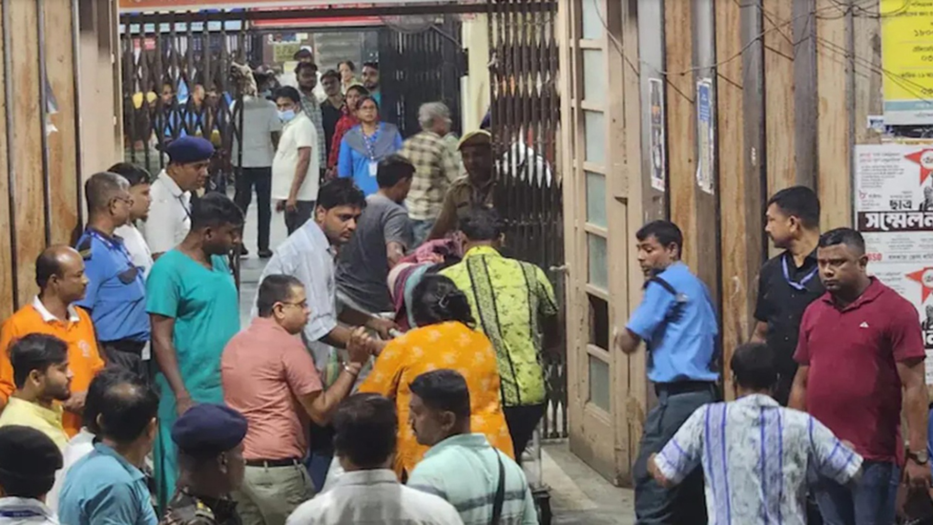 কলকাতায় দুর্গাপূজার প্যান্ডেলে পদদলিত হয়ে ১৭ জন নিহত, আহত ৩৫