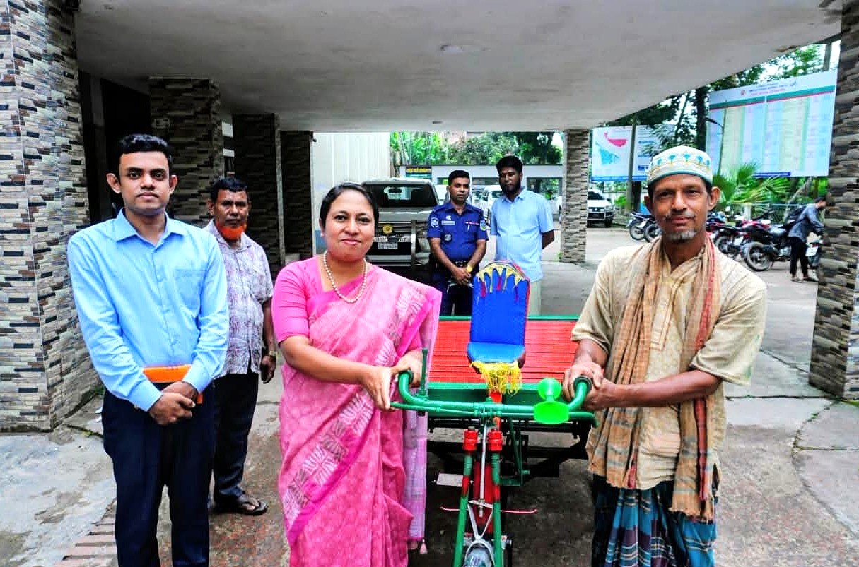 শেরপুর জেলা প্রশাসকের মানবিক সহায়তায় ভ্যানগাড়ি প্রদান