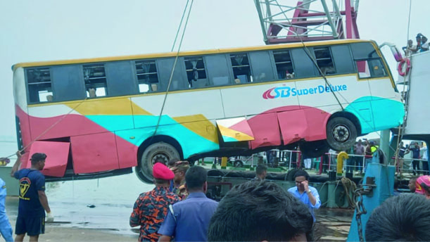 দৌলতদিয়ার ঘাটে পদ্মায় পড়া বাস উদ্ধার