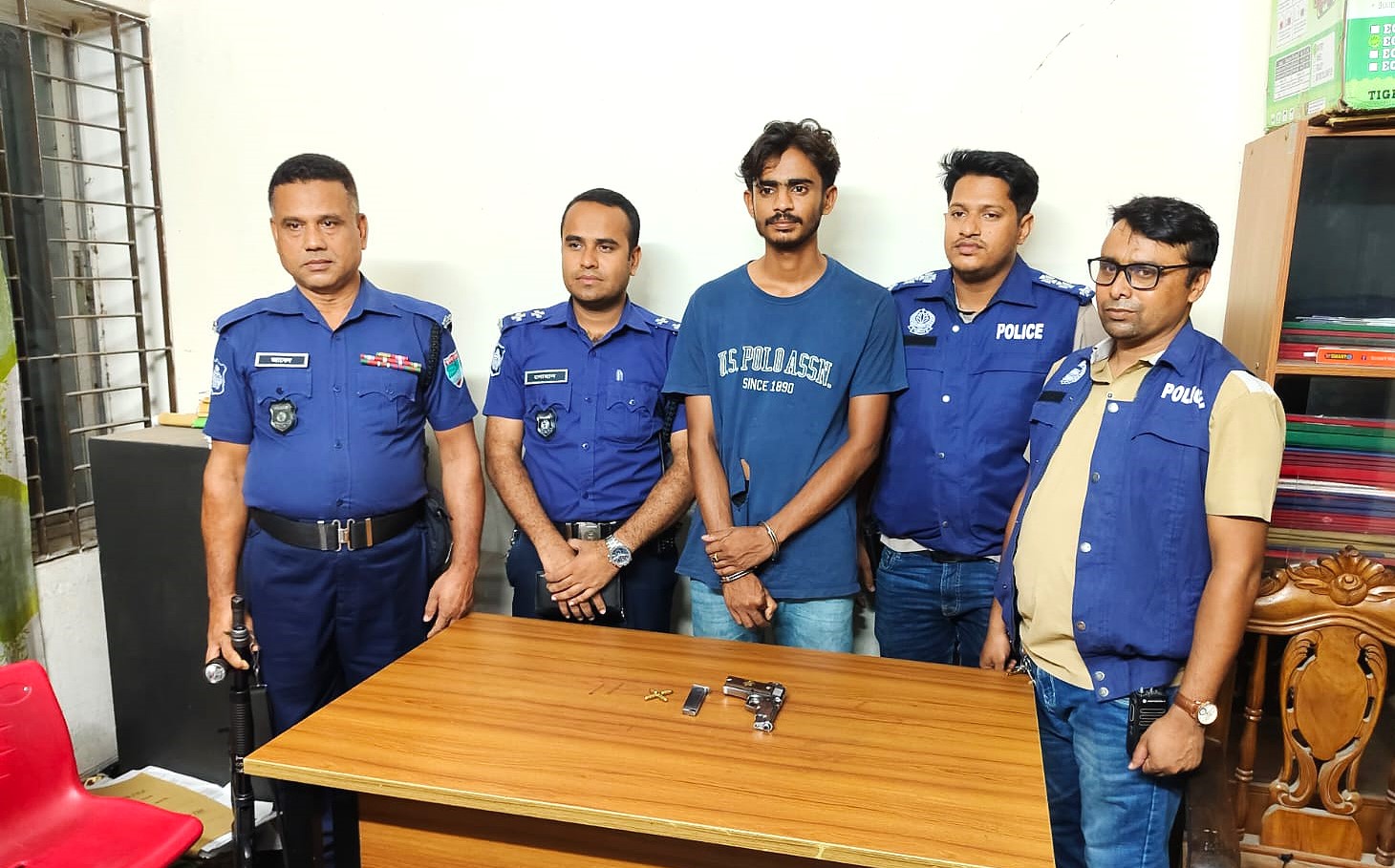 দৌলতপুরে বিদেশি পিস্তল, গুলি ও ম্যাগাজিনসহ যুবক আটক