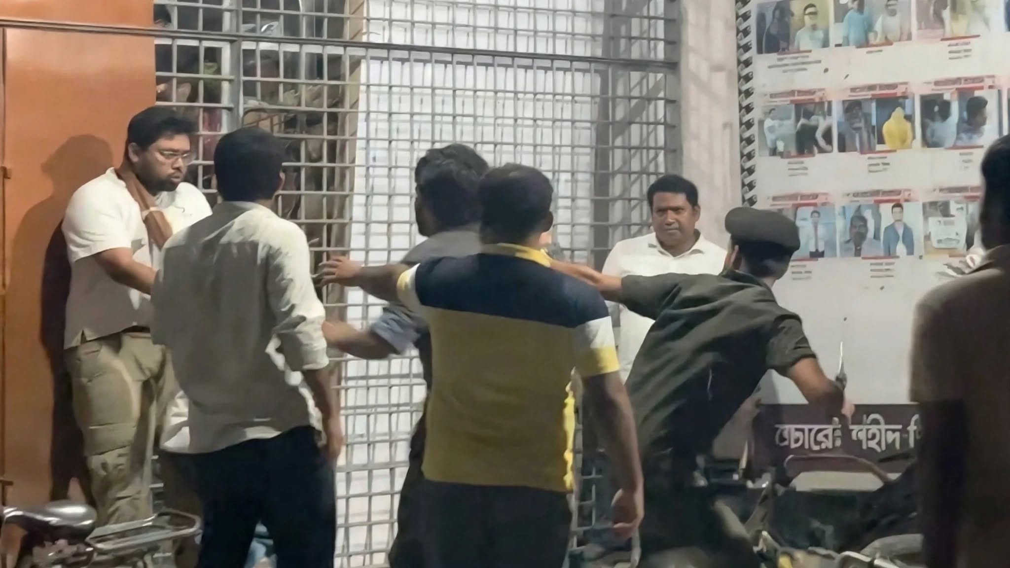 রাবিতে পেশাগত দায়িত্ব পালনকালে সাংবাদিকদের ওপর হামলা, আহত ১০