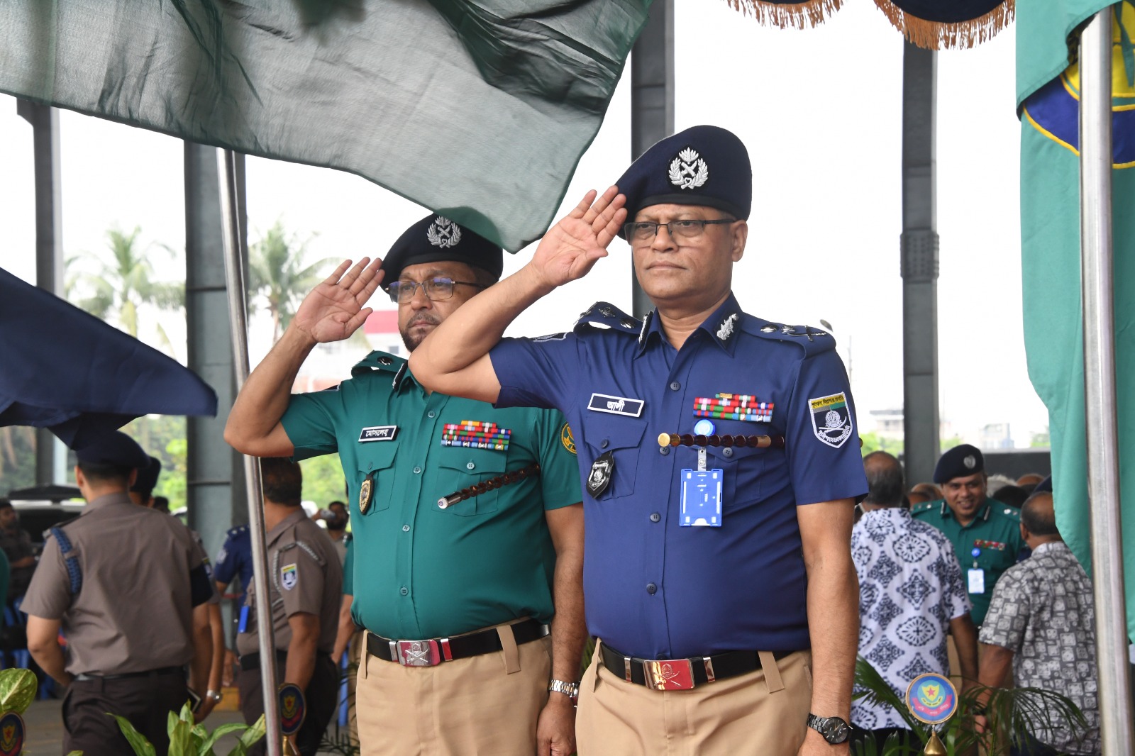 পুলিশ ফিরলো পুরনো ইউনিফর্মে, গাঢ় নীল-জলপাই শার্ট ও খাকি প্যান্ট
