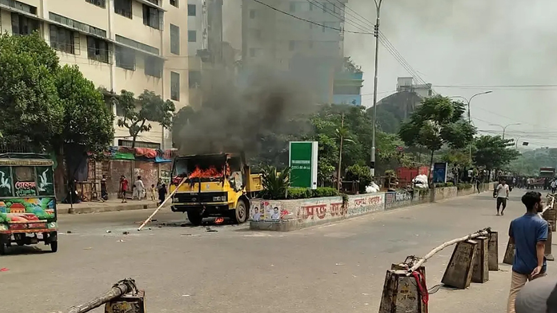 মিরপুরে ফুটপাত উচ্ছেদকে কেন্দ্র করে সংঘর্ষ, সিটি করপোরেশনের ৩ গাড়িতে আগুন, পুলিশের গাড়ি ভাঙচুর