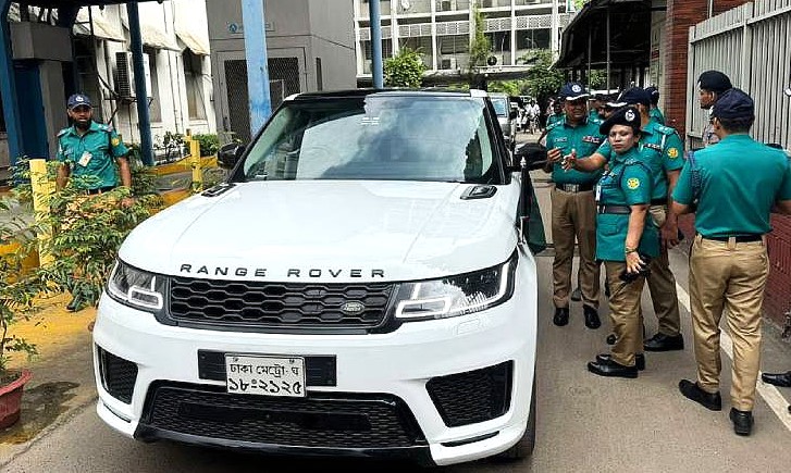 উল্টোপথে চলায় বিমানমন্ত্রী মিল্লাতের গাড়িতে মামলা, জরিমানা