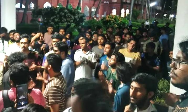 ঢাবি ফজলুল হক মুসলিম হল প্রভোস্টের পদত্যাগ দাবিতে বিক্ষোভ