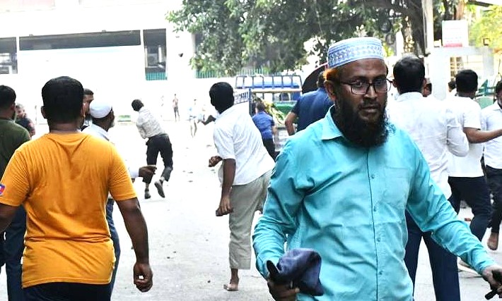 মতিঝিলে ইসলামী ব্যাংক টাওয়ারের সামনে গ্রাহক ফোরাম ও চাকরিচ্যুতদের সংঘর্ষে আহত ২৫