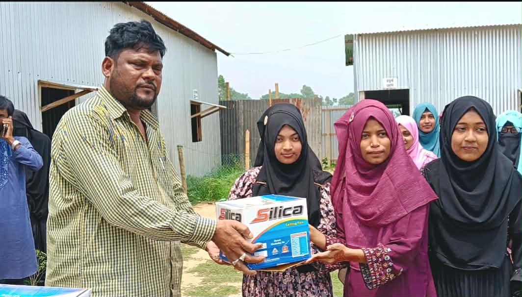 শ্রীবরদীতে স্কুলে শিক্ষার্থীদের মাঝে  চেয়ারম্যানের ফ্যান বিতরণ