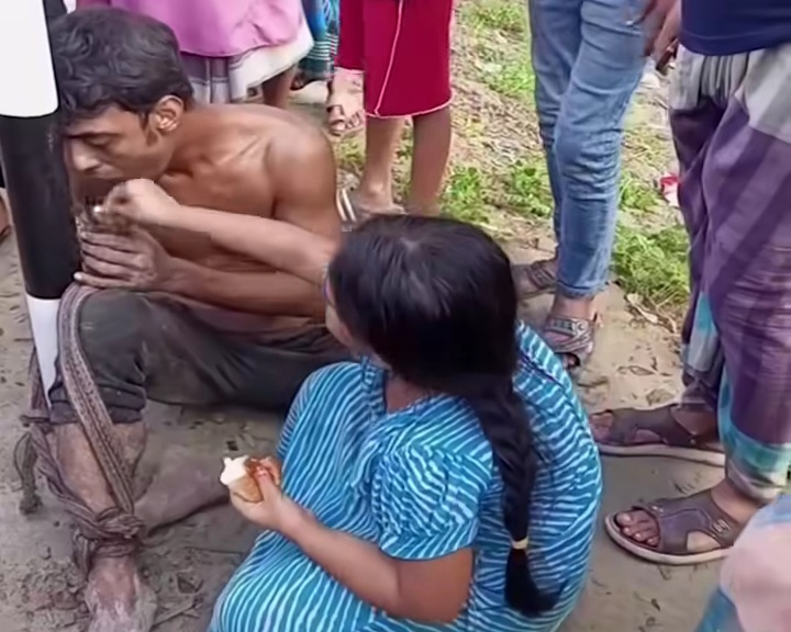 চুরির অপবাদে আটক ক্ষুধার্ত বাবার মুখে রুটি তুলে দিলো শিশু সন্তান