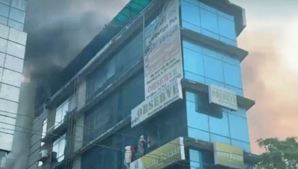 ধানমন্ডি ২৭ নম্বরে বহুতল ভবনে আগুন