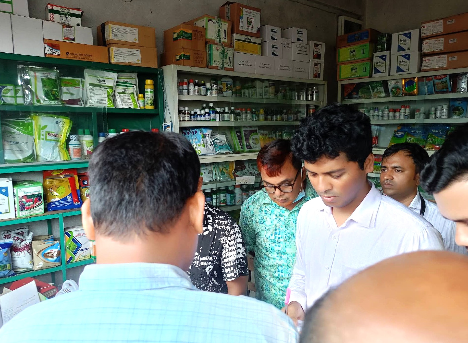 বোচাগঞ্জে ভেজাল কীটনাশক জব্দ, ব্যবসায়ীকে অর্থদন্ড