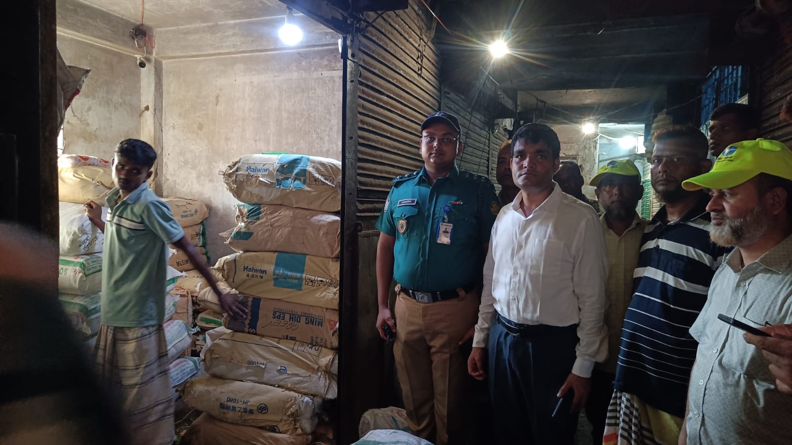 শ্যামবাজারে অবৈধ পলিথিন বিক্রি ও গুদামজাতকরণের বিরুদ্ধে ডিএসসিসি’র যৌথ অভিযান