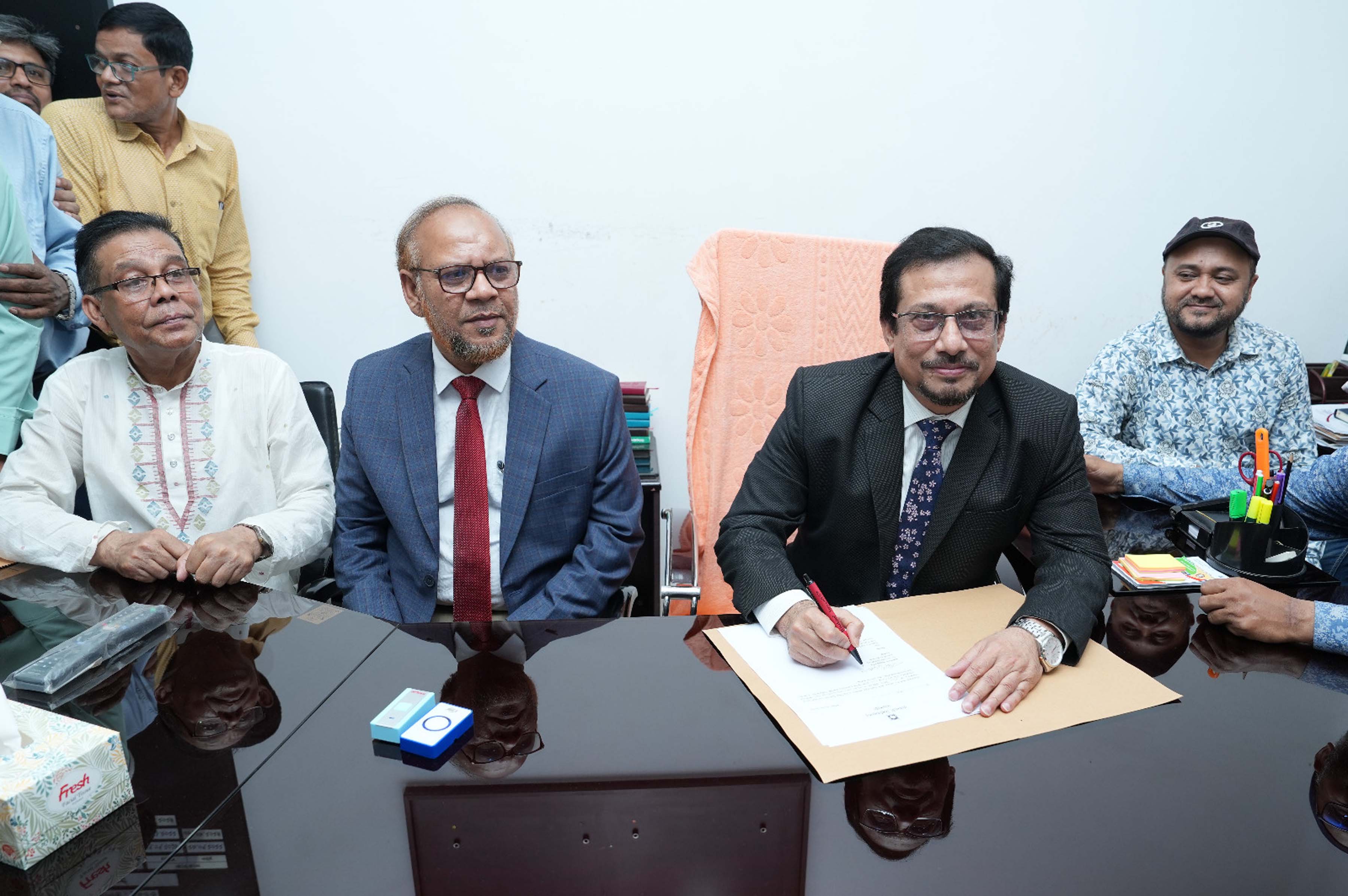 রাবির নবনিযুক্ত উপ-উপাচার্য ড. মামুনুর রশীদের যোগদান