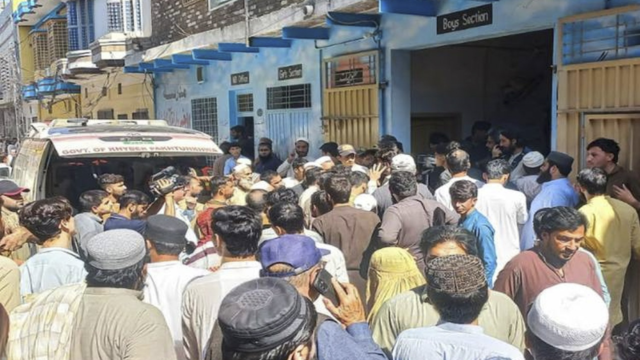 পাকিস্তানের পেশোয়ারে স্কুলের ছাদ ধসে ২৭ শিক্ষার্থী ও এক শিক্ষক নিহত, আহত ২০