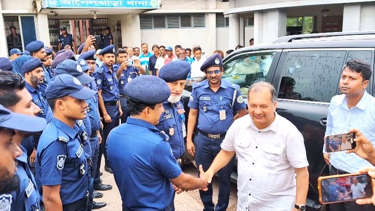 হামলা চালানো সেই আগৈলঝাড়া থানা পরিদর্শনে তথ্যমন্ত্রী