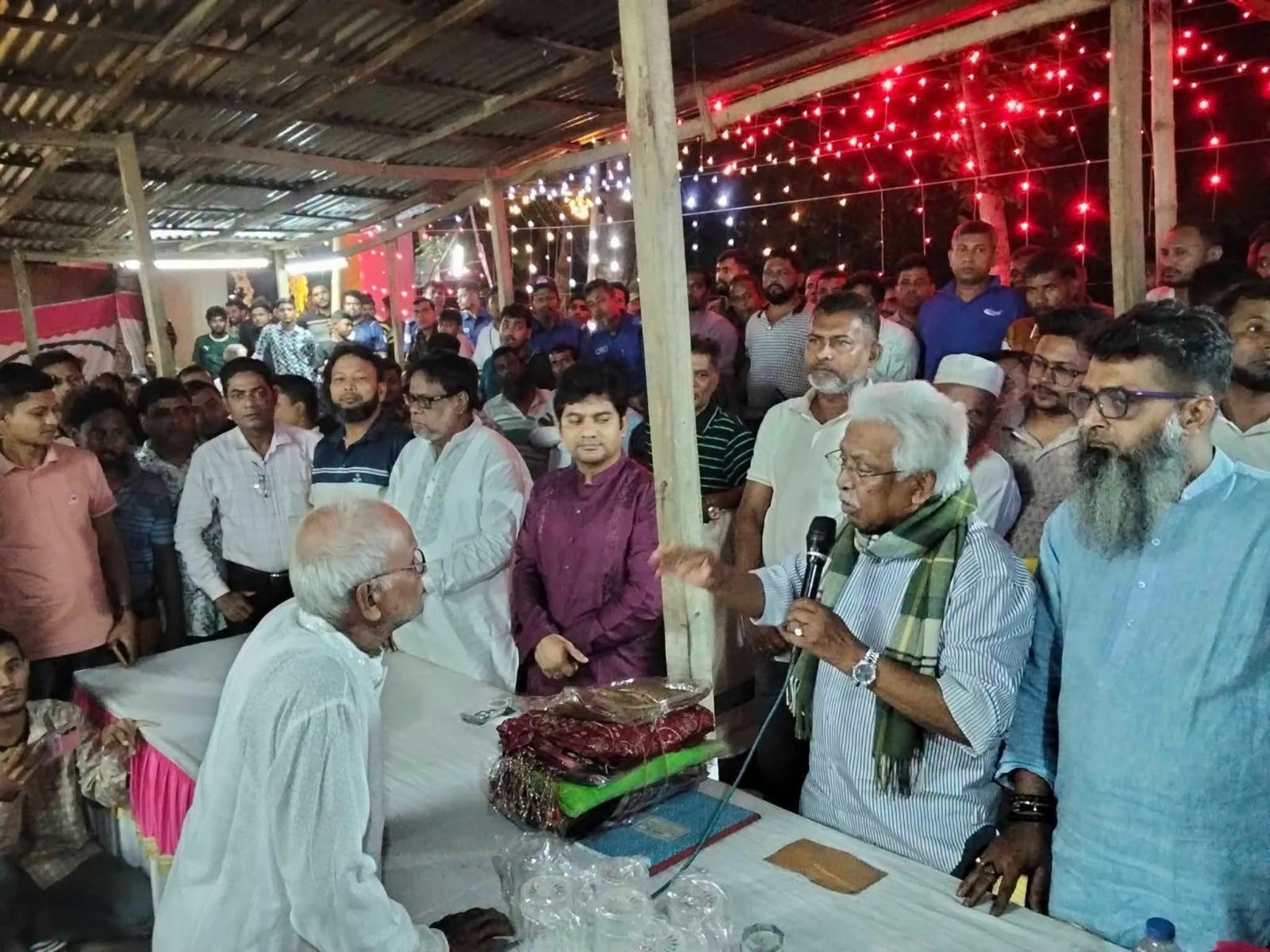 দুর্গাপূজা উপলক্ষে উজিরপুরে বিভিন্ন মণ্ডপ পরিদর্শনে এমপি সান্টু