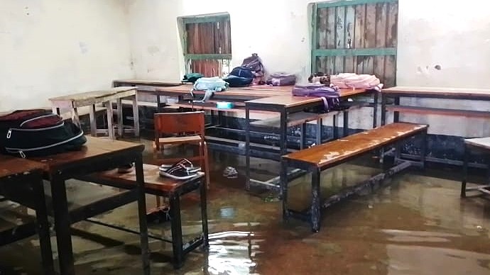দৌলতপুরে আল্লারদর্গা মাধ্যমিক বিদ্যালয়ের শ্রেণিকক্ষ জলমগ্ন, দুর্ভোগে শিক্ষক-শিক্ষার্থীরা