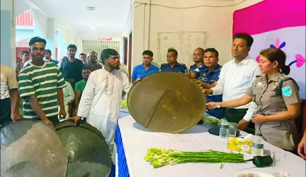 ফরিদপুরের সালথায় অস্ত্রের বদলে ফুল, শান্তির বার্তা দিল প্রশাসন
