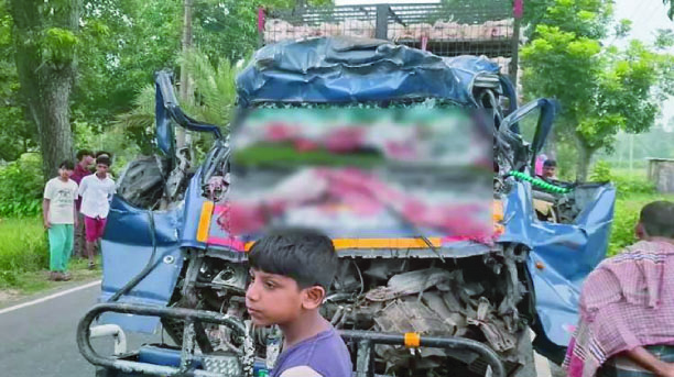 টাঙ্গাইলের সখীপুরে দাঁড়ানো ট্রাকে মুরগির পিকআপের ধাক্কা, নিহত ৪