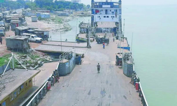 দৌলতদিয়া ফেরিঘাটে ফের বাস নিয়ন্ত্রণ হারিয়ে পদ্মায়