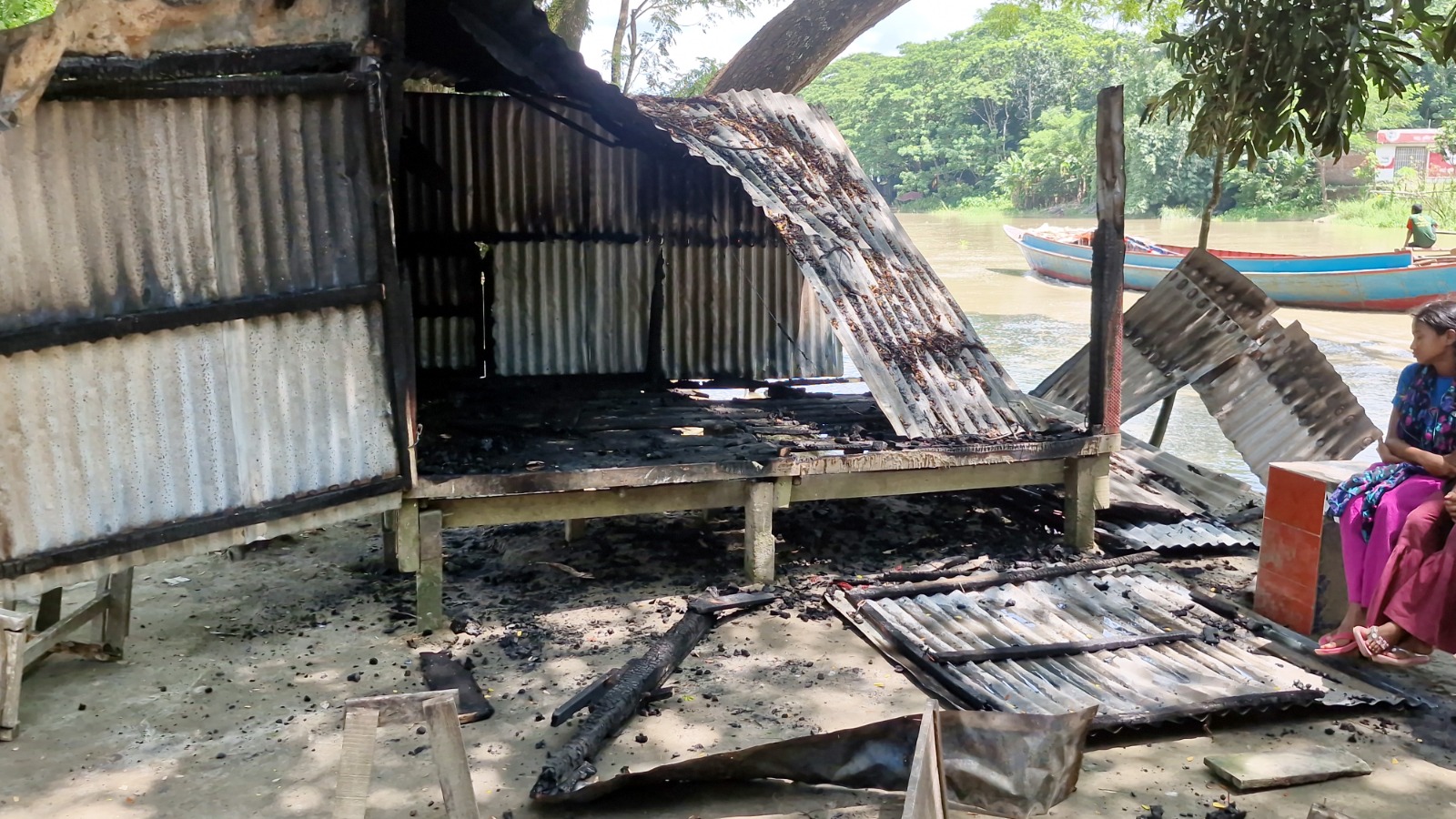 বেঁদে পল্লীতে দুইগ্রুপের হামলা-পাল্টা হামলা অগ্নিসংযোগ,  আহত ১৫