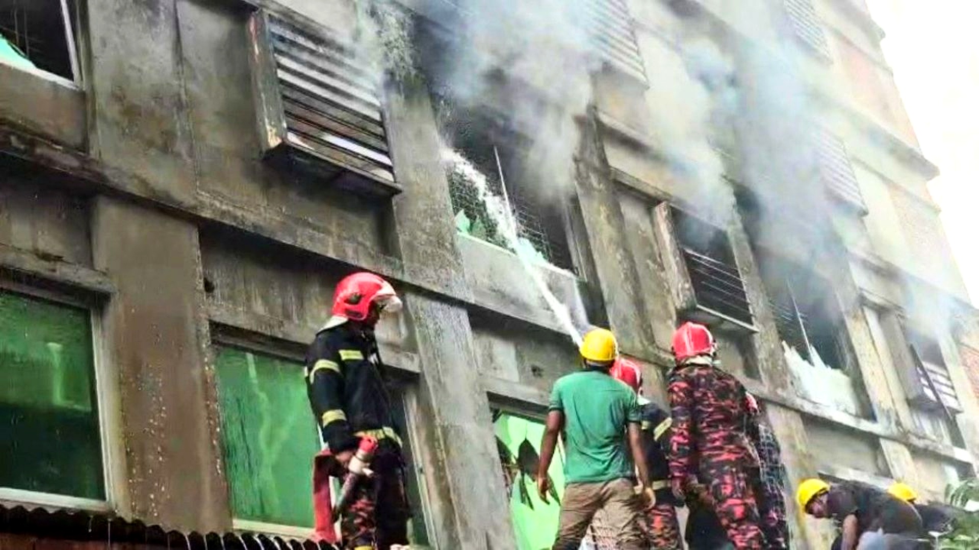 গাজীপুরে গার্মেন্টসের আগুন সাড়ে ৩ ঘণ্টা পর নিয়ন্ত্রণে, উদ্ধার ৬৯ জন