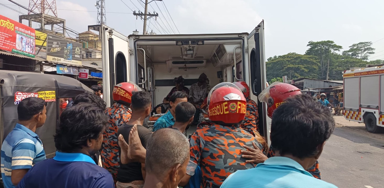 গৌরনদীতে দূর্ঘটনার কবলে লাশবাহী অ্যাম্বুলেন্স: আহত-৭