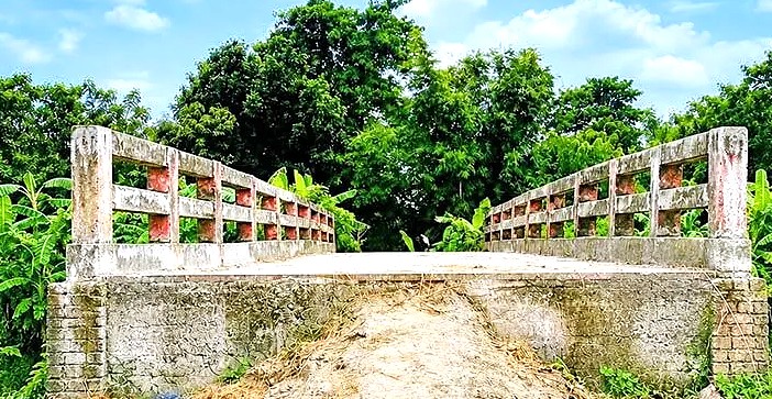 ফরিদপুরে সেতু আছে, সড়ক নেই—চার বছর ধরে ভোগান্তি