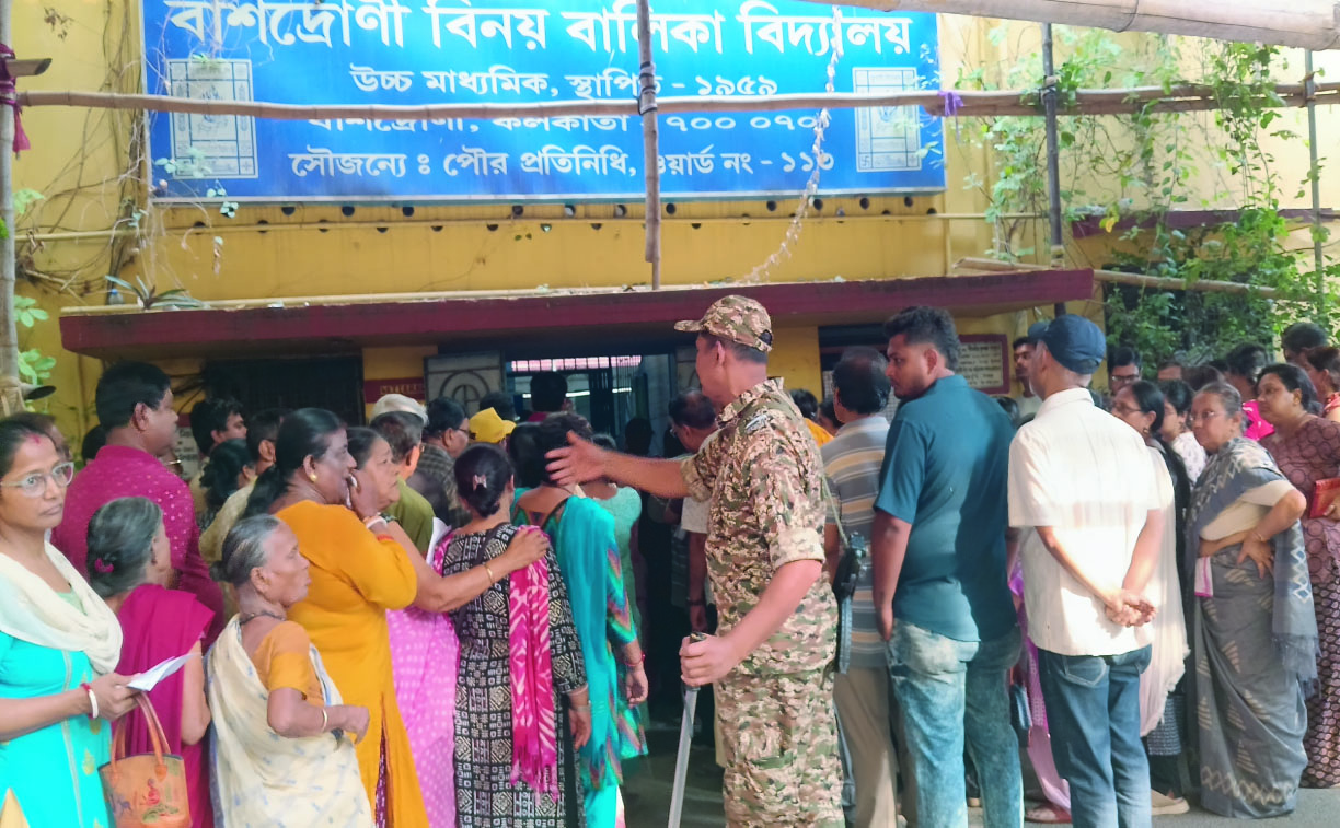পশ্চিমবঙ্গে বিধানসভা নির্বাচনের দ্বিতীয় দফার ভোটগ্রহণ চলছে
