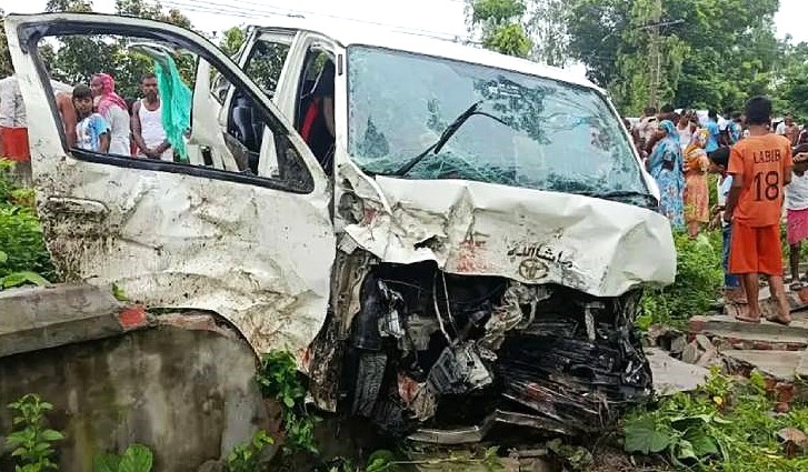 নীলফামারীর কিশোরগঞ্জে বরযাত্রীবাহী মাইক্রোবাস খাদে, শিশুসহ নিহত ২