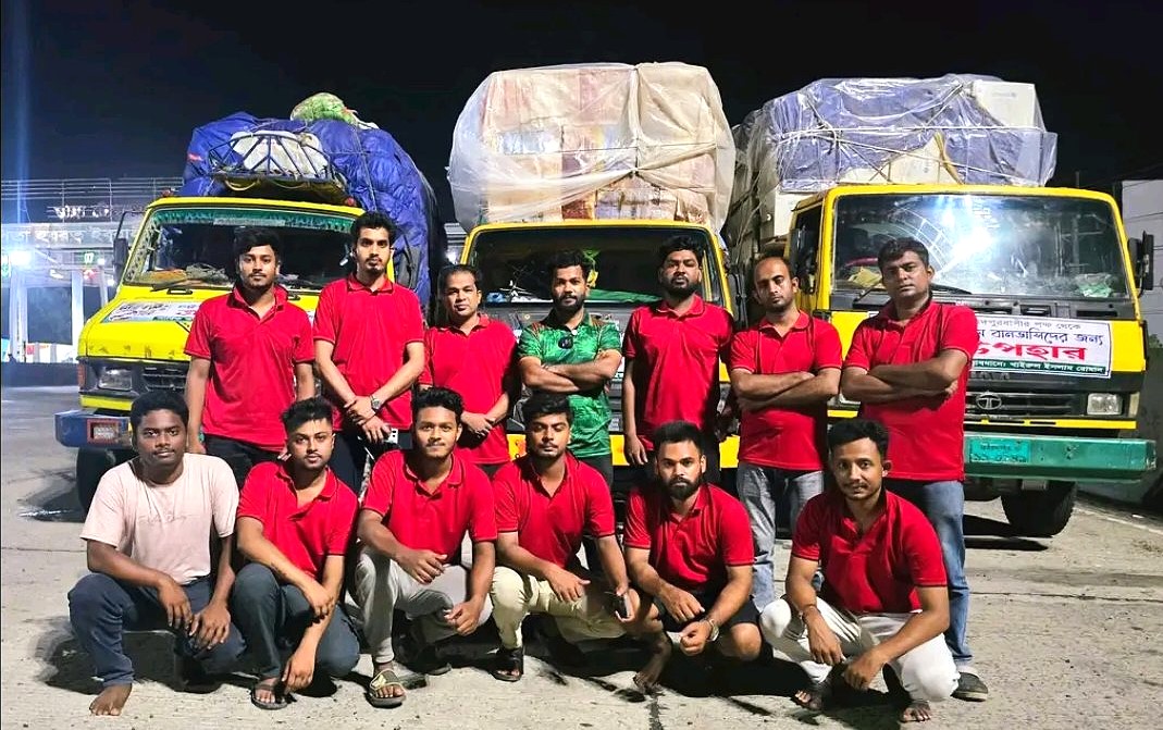 ফরিদপুরে বহিষ্কৃত ছাত্রনেতার উদ্যোগে বারংবার দৃষ্টান্ত: চট্টগ্রামে বন্যার্তদের পাশে তরুণেরা