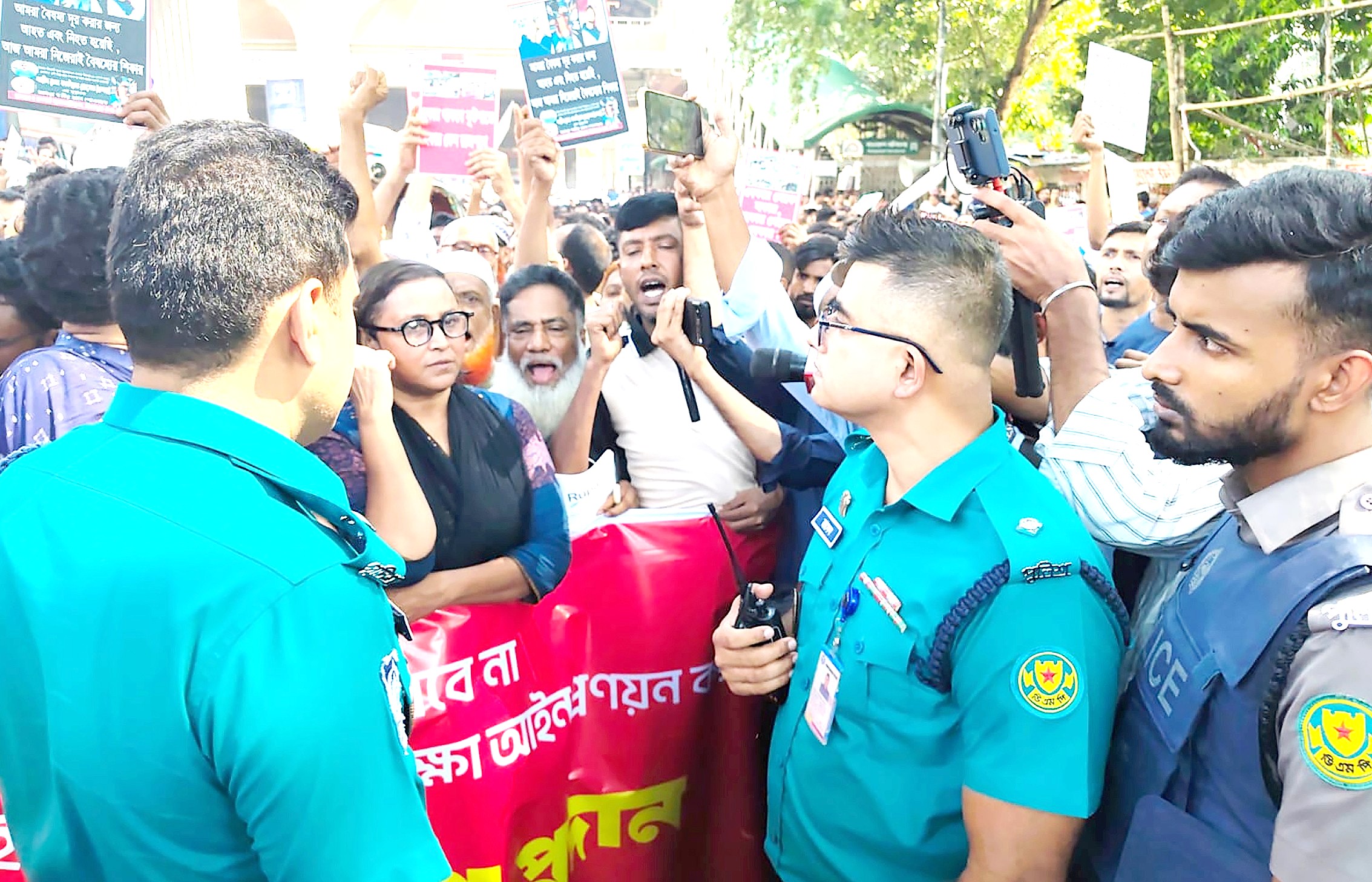 গণগ্রেফতার বন্ধের দাবিতে ডিএমপি কমিশনার বরাবর হকারদের স্মারকলিপি