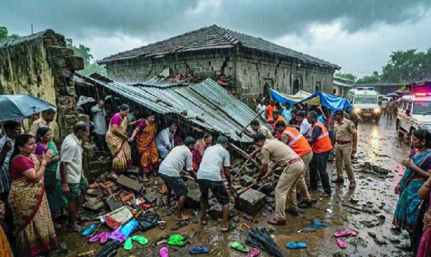 মহারাষ্ট্রে ঝড়-বৃষ্টিতে মন্দিরের দেওয়াল ধস: ৬ জনের মৃত্যু