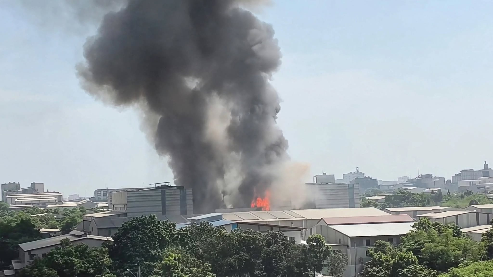 টঙ্গীর চেরাগআলীতে ড্রাগ ইন্টারন্যাশনালের কেমিক্যাল গোডাউনে আগুন, নিয়ন্ত্রণে ১০ ইউনিট