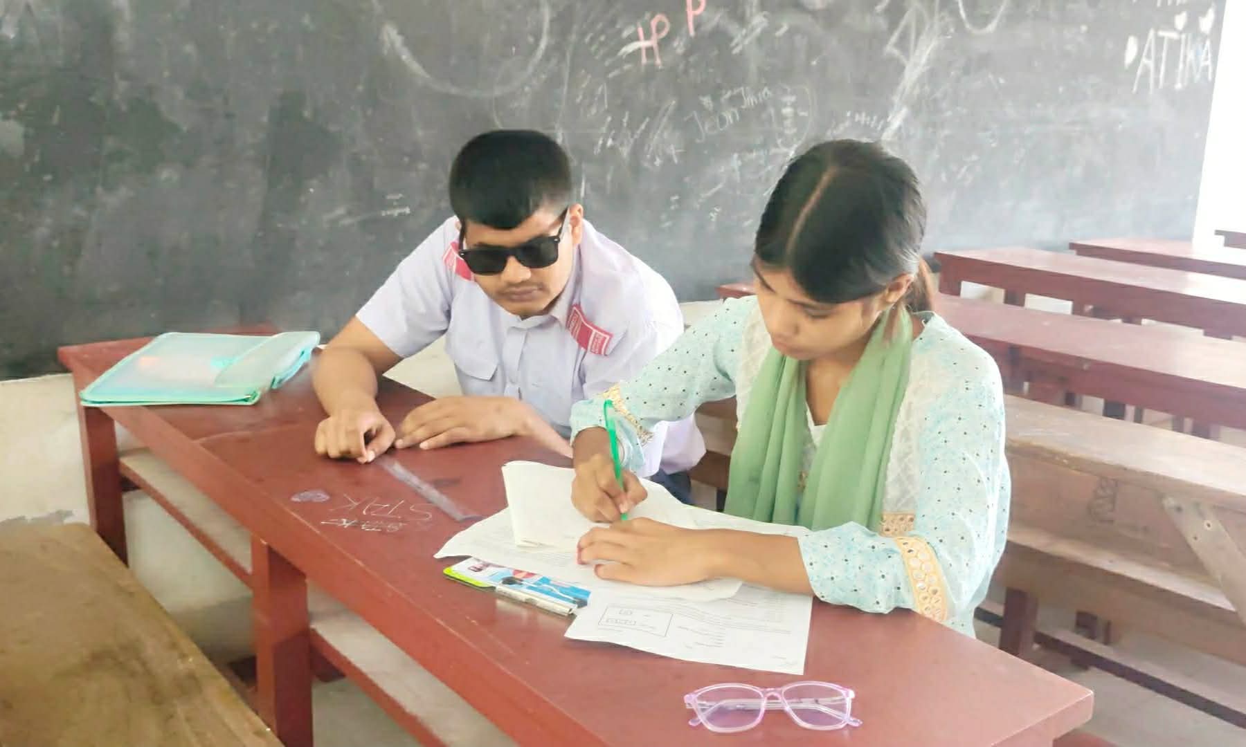 দৃষ্টি হারিয়েও দমেনি স্বপ্ন—এসএসসি পরীক্ষার্থী শরীফের লড়াই।