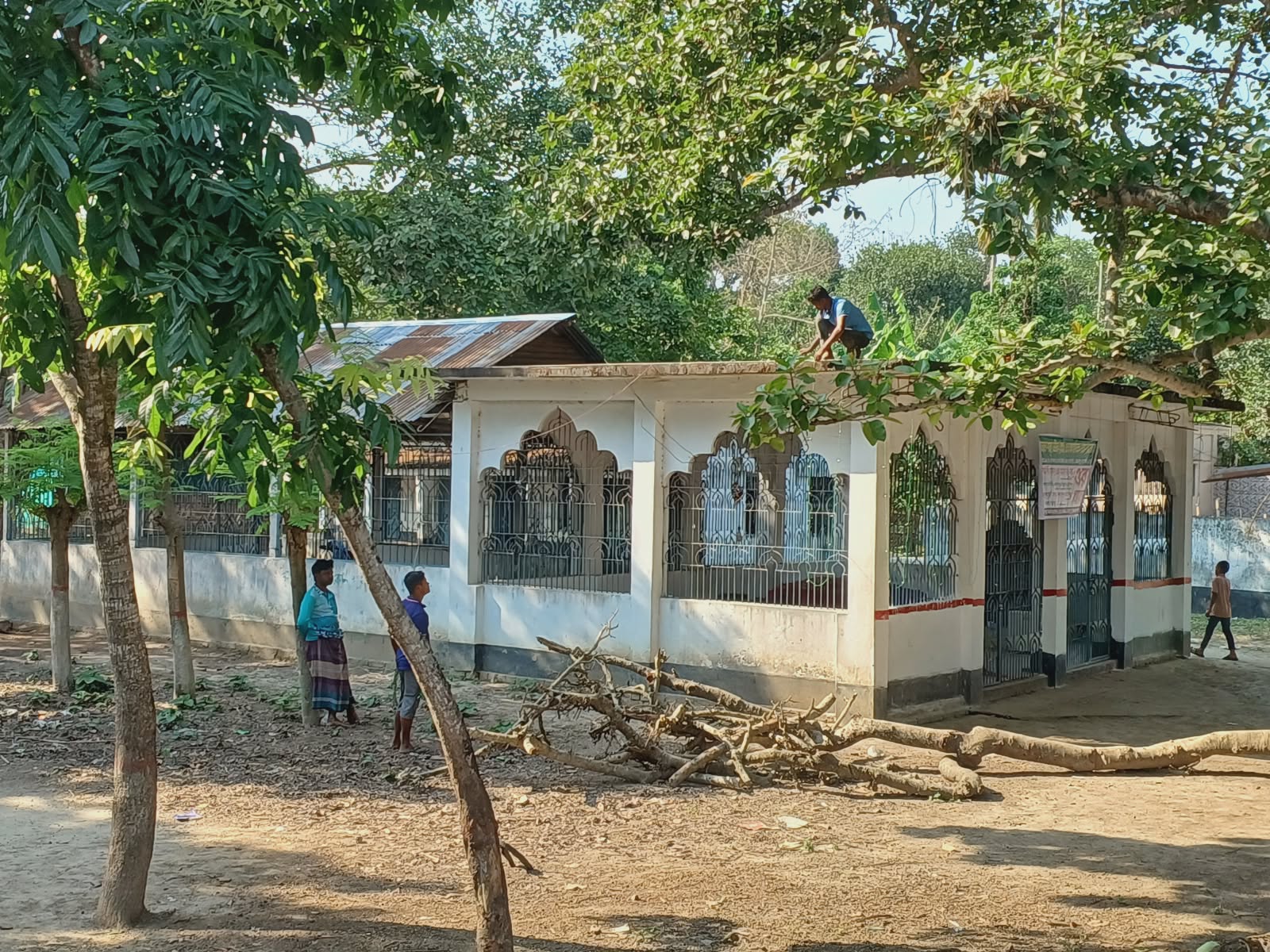 দৌলতপুরে দরবার শরীফের খাদেমের ওপর হামলা