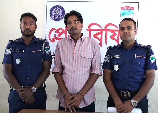 দৌলতপুরে ২১ মামলার পলাতক আসামি মতিন গ্রেপ্তার