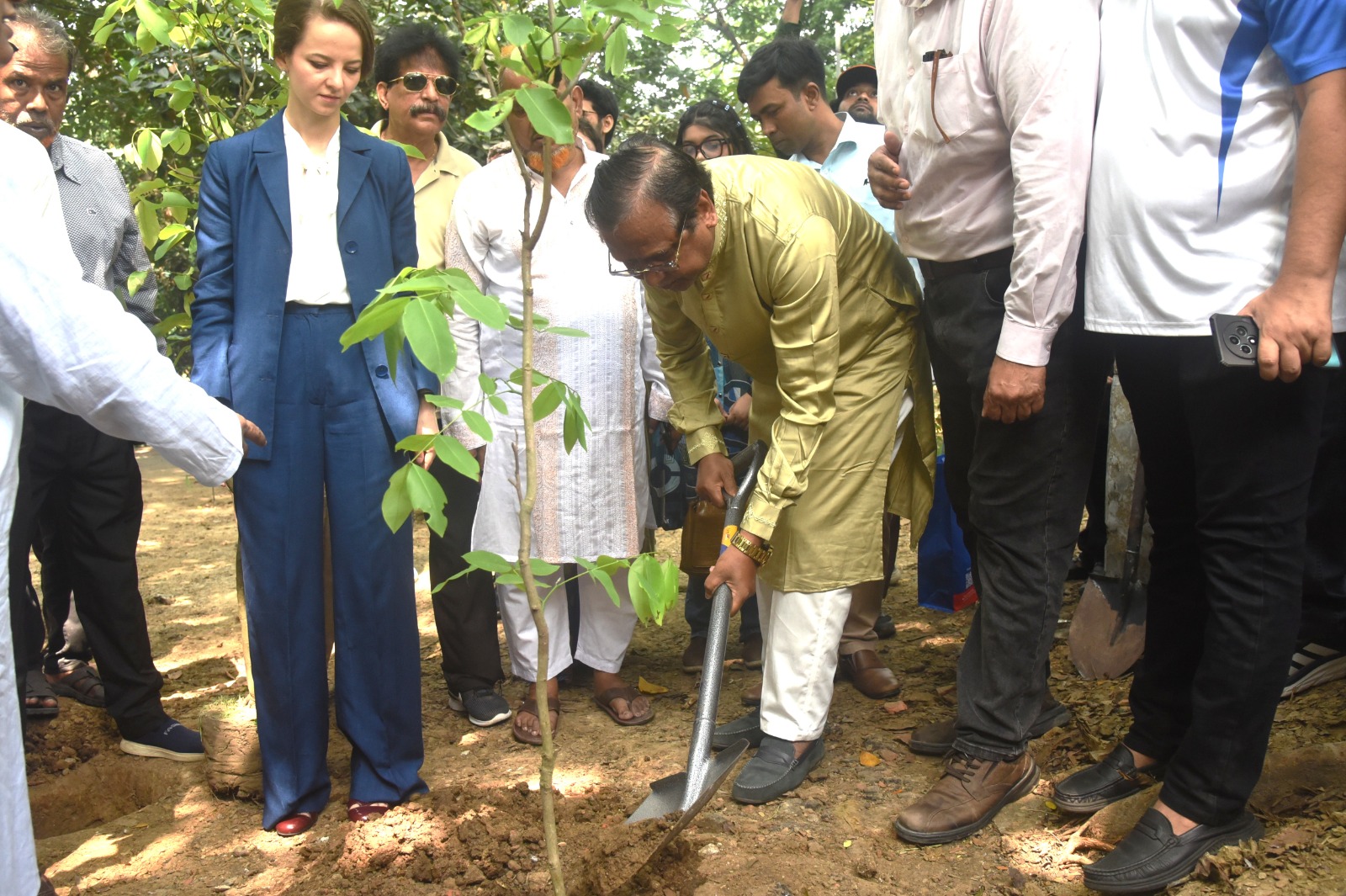 রুশ বিপ্লবের বীর শহীদদের স্মরণে ঢাকা দক্ষিণ সিটি ও ঢাকাস্থ রুশ হাউসের বৃক্ষরোপণ কর্মসূচি অনুষ্ঠিত
