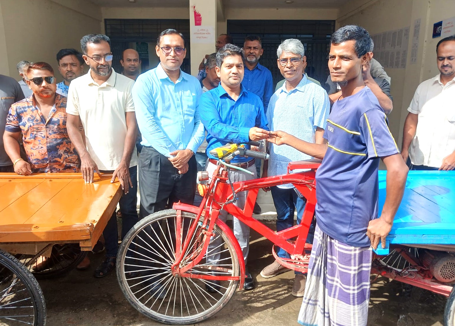 উজিরপুরে হতদরিদ্রদের মাঝে অটো ভ্যান বিতরণ করলেন ইউএনও মো. আলী সুজা