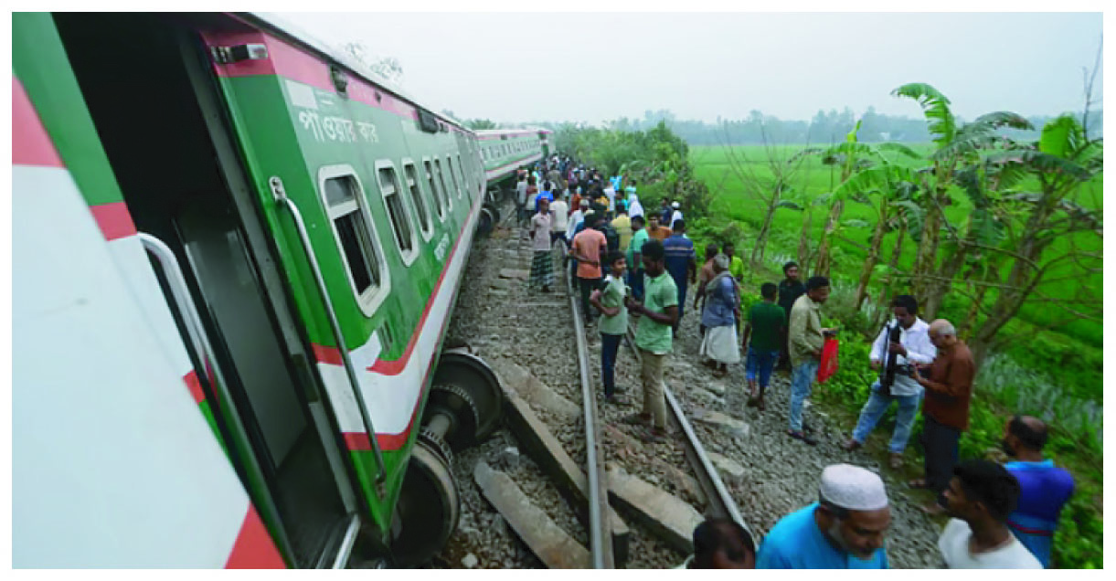 মির্জাপুরে নীলসাগর এক্সপ্রেসের বগি লাইনচ্যুত, ঢাকার সঙ্গে উত্তরবঙ্গের ট্রেন চলাচল বন্ধ