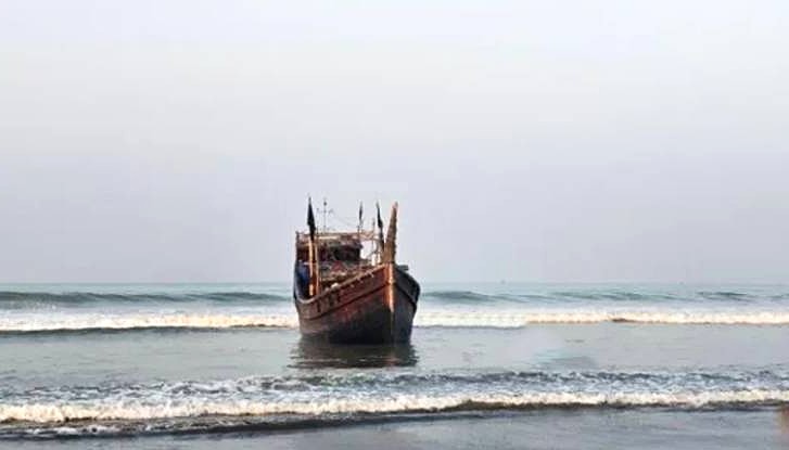 টেকনাফে রোহিঙ্গাবাহী নৌকা ডুবি, নিখোঁজ ১৩