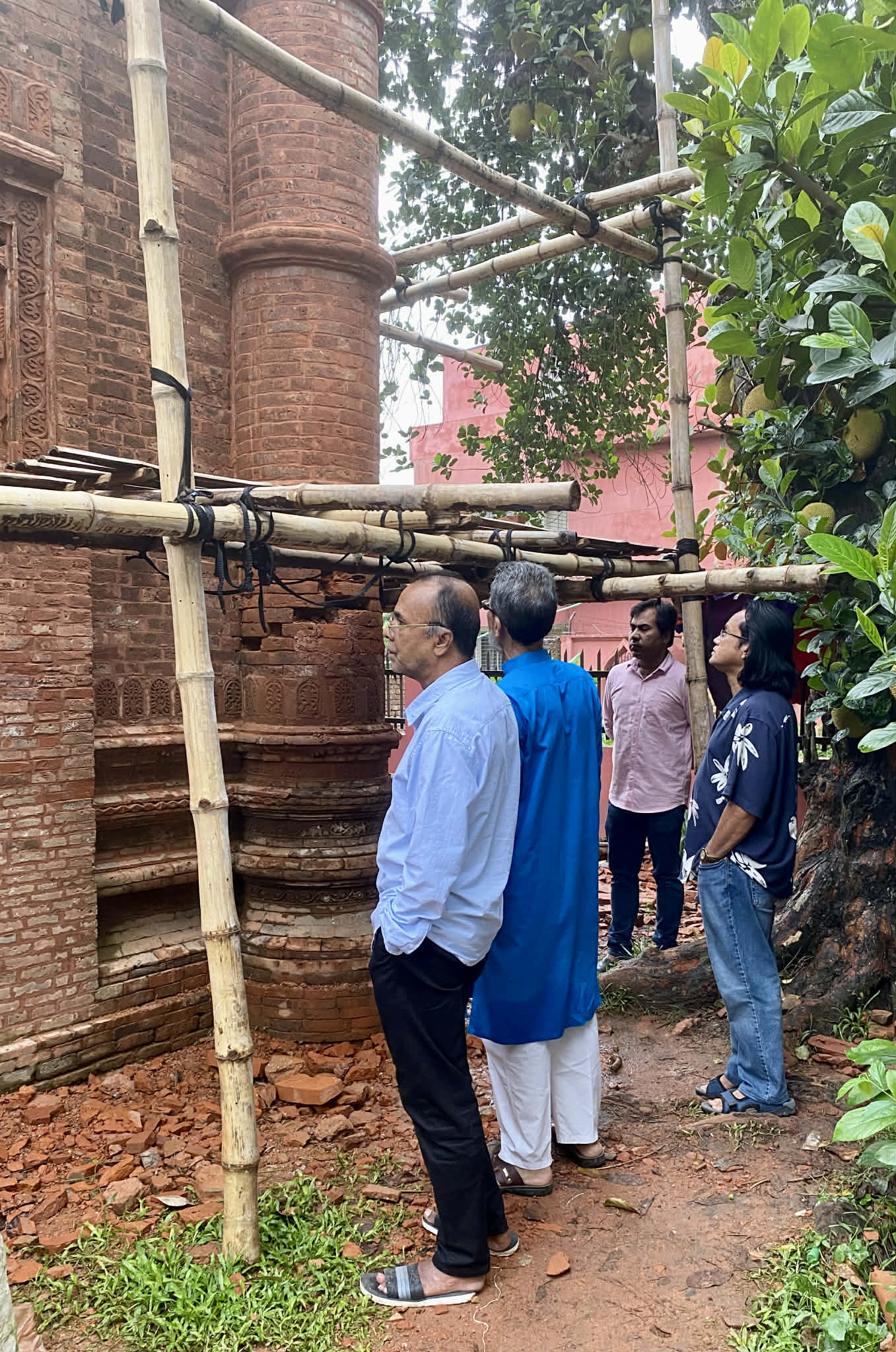 সোনারগাঁয়ের প্রাচীন মসজিদের সংস্কার কাজ পরিদর্শনে প্রত্নসম্পদ সংরক্ষণ কমিটি