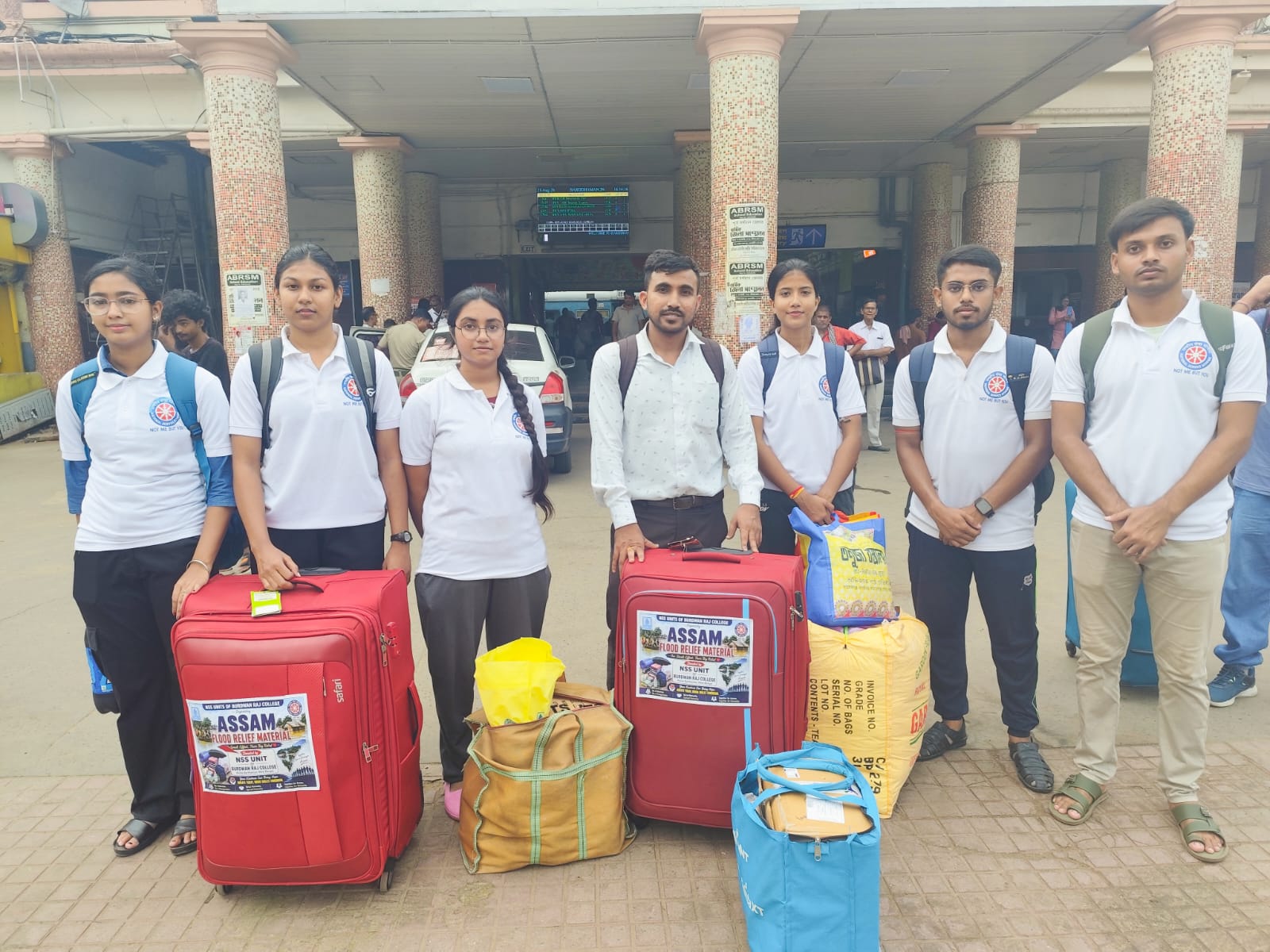 বন্যায় ভাসছে ২১ জেলা, আসামের দুর্গতদের জন্য হাত বাড়ালো পশ্চিমবঙ্গ